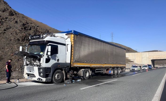 Erzincan’da seyir halindeki tırda çıkan yangın söndürüldü