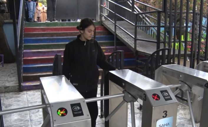 Esenyurt Ortaokulu’nda 6 yıldır uygulanan kartlı turnike sistemi velilere güven veriyor