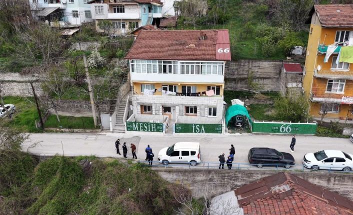 Evin çatısına ve önündeki çitlere yazılan yazılar ekipleri harekete geçirdi