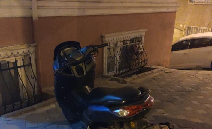 Fatih’te iş yerine silahlı saldırı kamerada: 3 şüpheli yakalandı