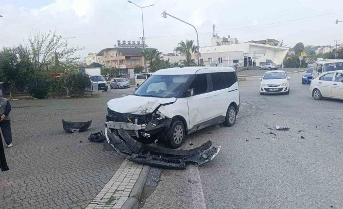 Hafif ticari araçla çarpışan otomobilin sürücüsü yaralandı