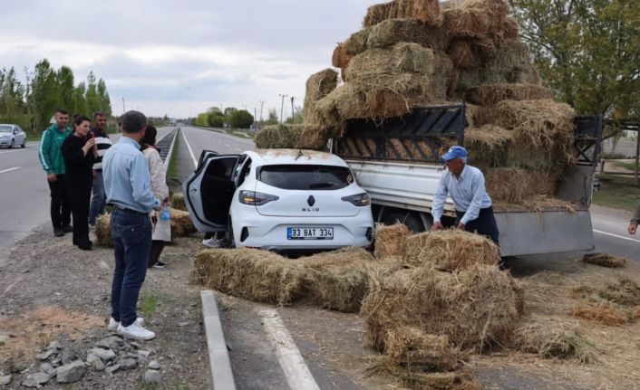 Iğdır’da kamyonet ile otomobil çarpıştı: Otlar aracın üzerine döküldü