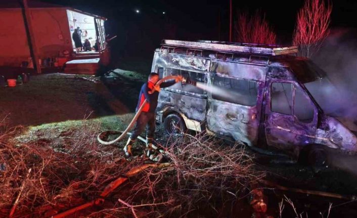 Iğdır’da muhtara ait minibüs yandı: Kundaklama şüphesi
