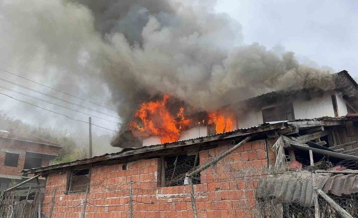 İki katlı ev alev alev yandı