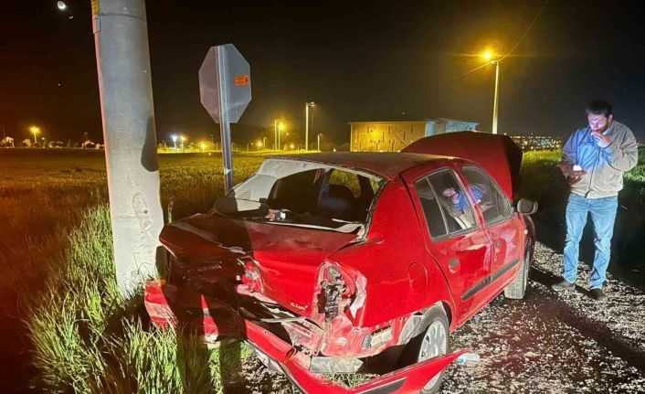 İki otomobil çarpıştı, iki kişi hastanelik oldu