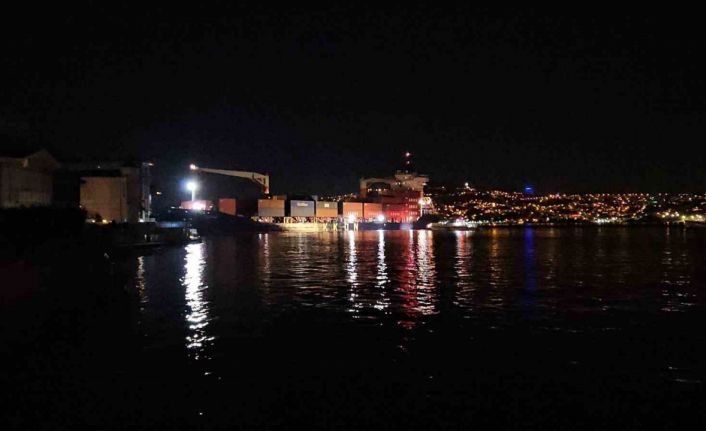 İstanbul Boğazı’nda gemi yalıya metreler kala karaya oturdu, geçişler geçici olarak durduruldu