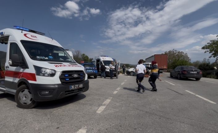 İzmir’de otomobil ile hafif ticari araç çarpıştı: 4’ü çocuk 7 yaralı