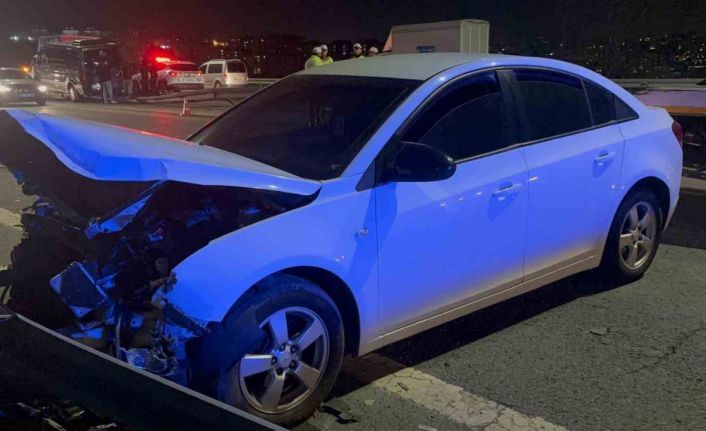 Kağıthane’de zincirleme kaza: Kopan bariyer minibüse böyle çarptı