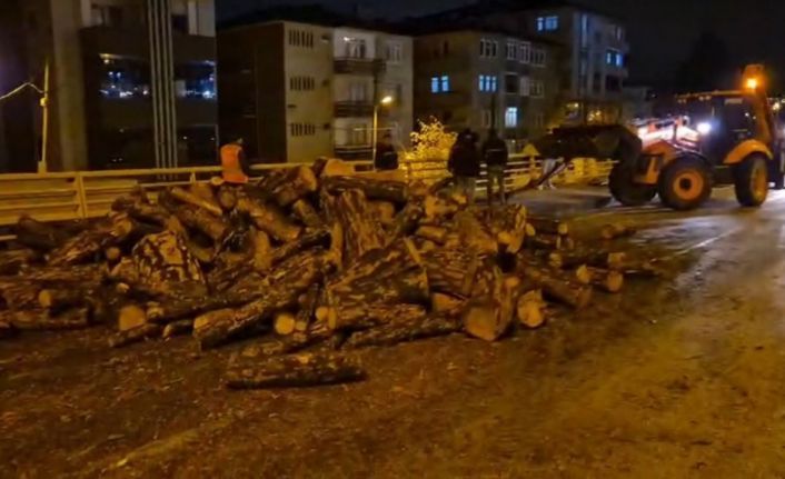 Kamyondan kara yoluna dökülen odunlar kaldırıldı