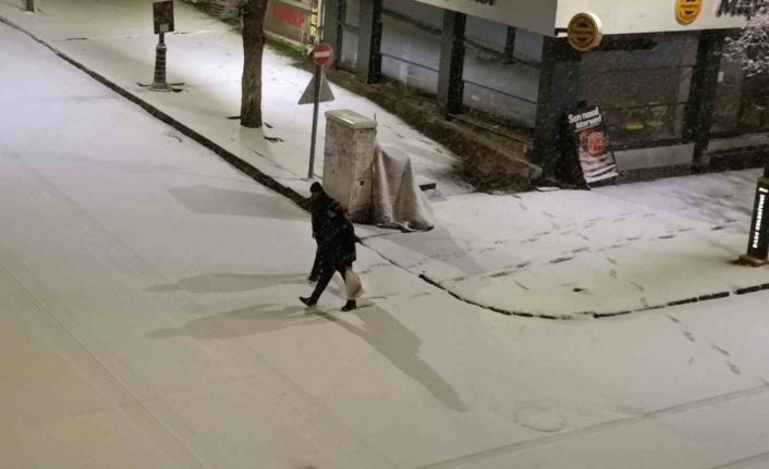 Kars’ta Nisan sürprizi: Şehir merkezi 5 dakikada beyaza büründü