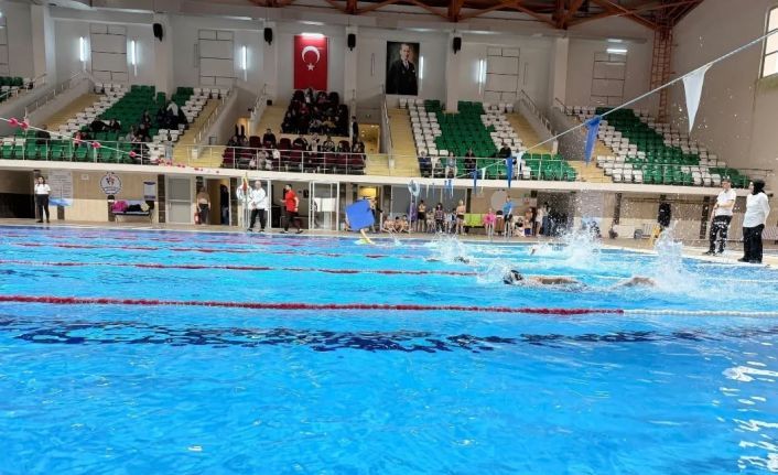 Kars’ta yüzme şöleni: Minik sporcular yarı final biletini aldı