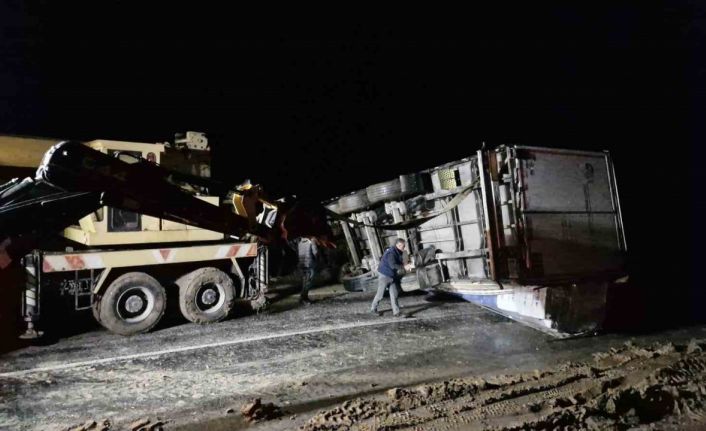 Kayan tır devrildi, Ankara-Tokat karayolu saatlerce ulaşıma kapandı