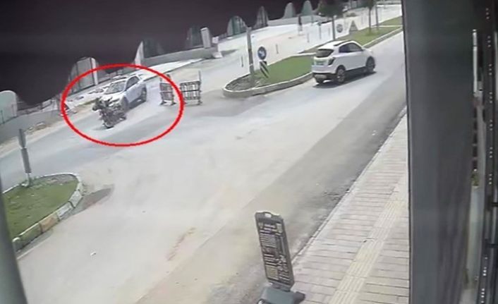 Kaza yapan motosikletli karşı yönden gelen minibüsün altında kaldı