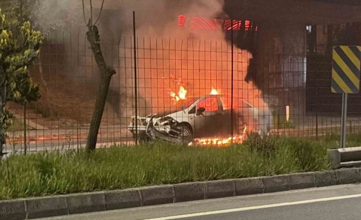 Kaza yapan otomobil alev topuna döndü: Yol trafiğe kapandı
