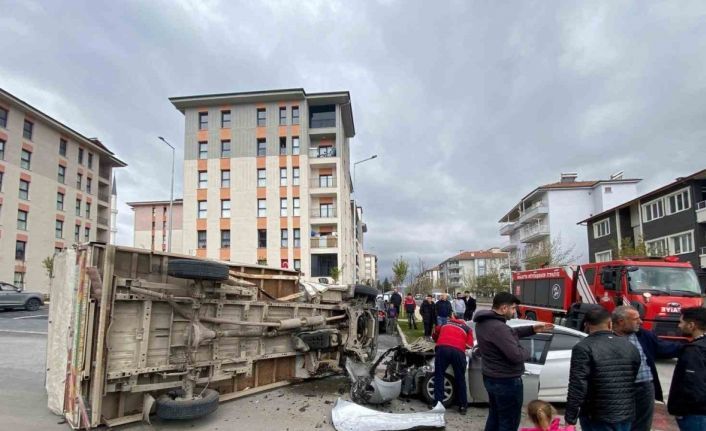 Malatya’da kamyonet ile otomobil çarpıştı: 2 yaralı