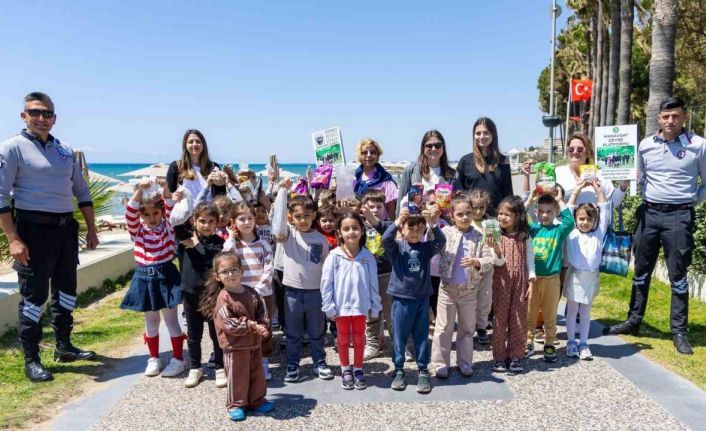 Manavgatlı minikler can dostları için sahada