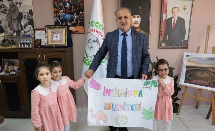 Minik öğrencilerden Başkan Kaya’ya hediye