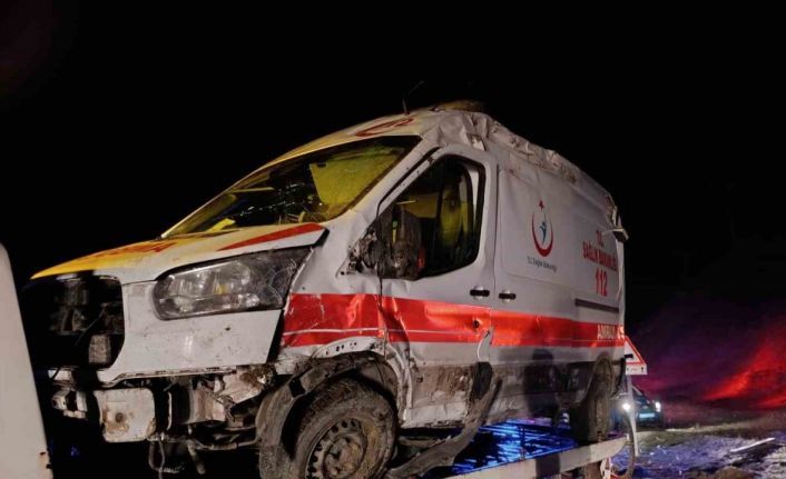Muş’ta ambulansı devrildi: 5 yaralı