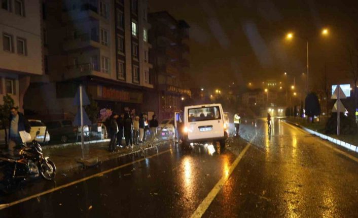 Nevşehir’de kontrolden çıkan minibüs refüje çarpıp karşı şeride geçti: 1 yaralı