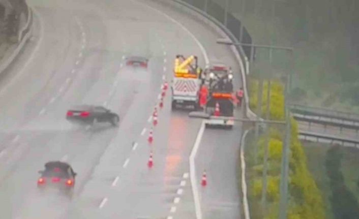 Önce bariyere, ardından otoyol çalışanlarına çarptı: O anlar kamerada