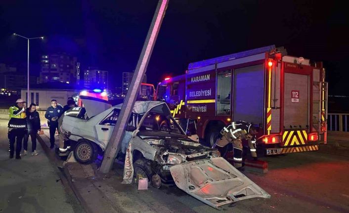 Otomobil aydınlatma direğine çarptı: 1’i ağır, 2 yaralı