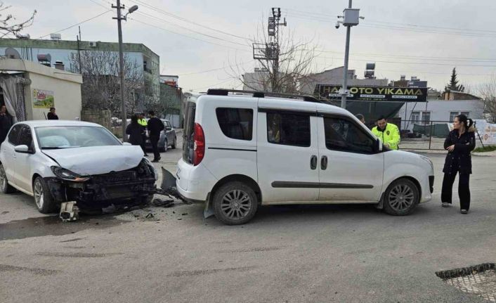 Otomobil ile hafif ticari araç çarpıştı: 1 yaralı