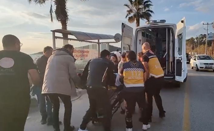 Otomobille çarpışan motosiklet durağa daldı: 2 yaralı