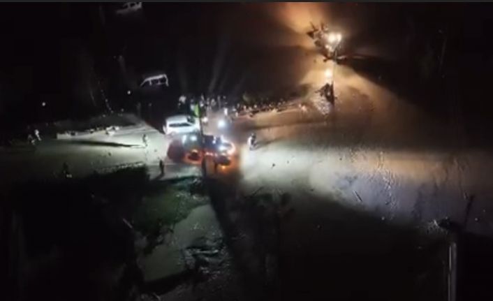 Sele kapılan araçtaki 2 kişi hayatını kaybetti, çevre illerden destek ekipleri sevk edildi