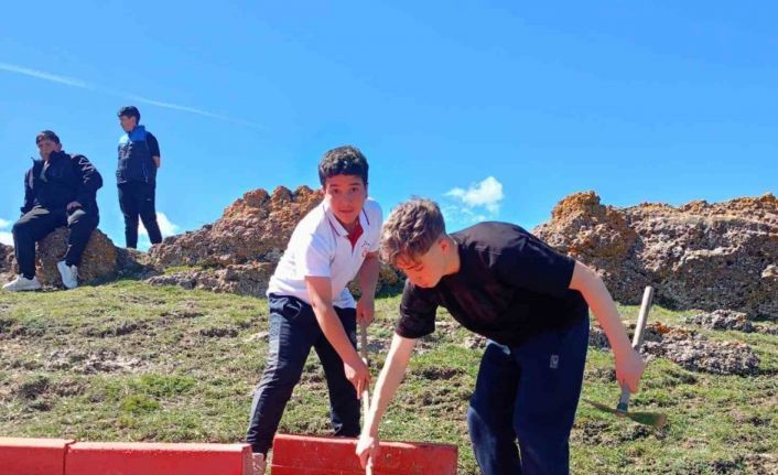 Seyitömer Ortaokulu öğrencilerinden anlamlı 23 Nisan davranışı