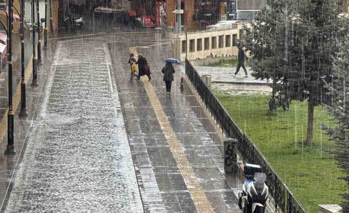 Sivas’ta kuvvetli yağmur etkili oldu, hazırlıksız yakalananlar sığınacak yer aradı