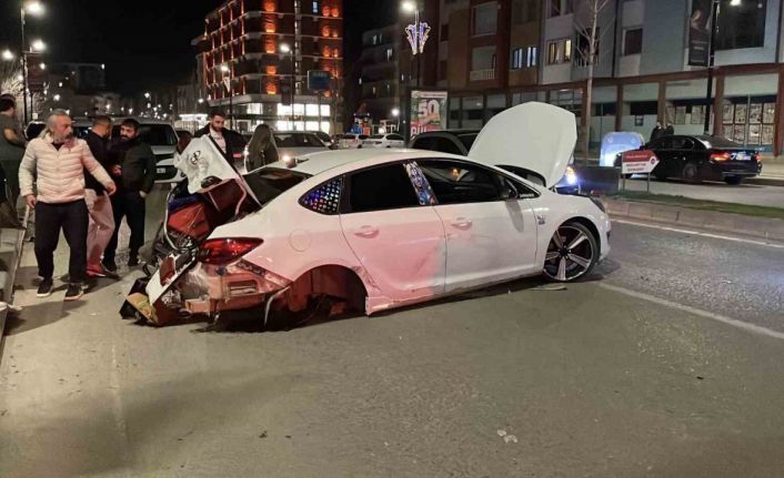 Sivas’ta üç kişinin yaralandığı kazada araç hurdaya döndü: O anlar kamerada