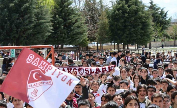 Takım kaptanına sarılmak için gözyaşı döken öğrenciye anlamlı jest