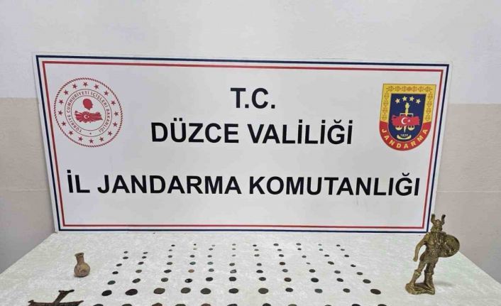 Tarihi eserleri satmak için müşteri ararken jandarmaya yakalandılar