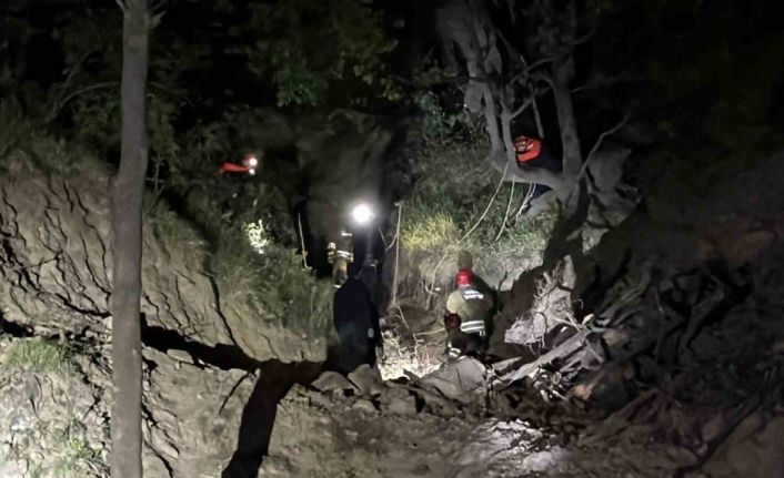 Uçuruma yuvarlanan 3 kişi operasyonla kurtarıldı