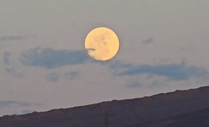 Van’da görsel şölen: "Pembe Dolunay" Erek Dağı’ndan yükseldi