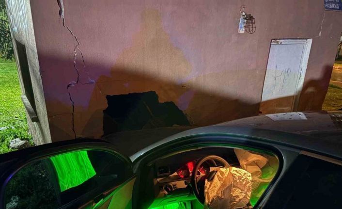 Yağışlı havada kontrolden çıkan otomobil depo duvarına çarptı