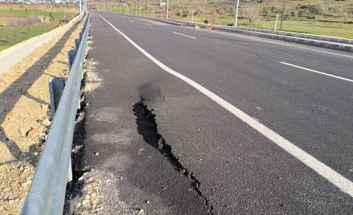 Yeni yapılan yolda çatlak ve göçükler oluştu