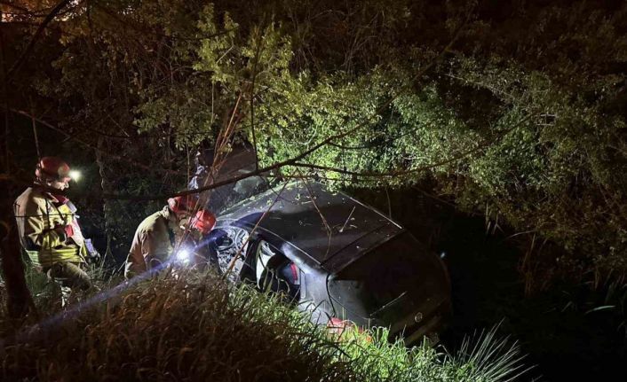Dereye uçan otomobilde sıkışan sürücüyü itfaiye ekipleri kurtardı