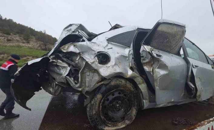 Kütahya’da otomobil uçuruma yuvarlandı: 1 ölü, 1 ağır yaralı