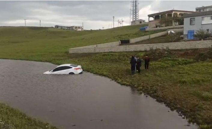 Siverek’te otomobil gölete düştü
