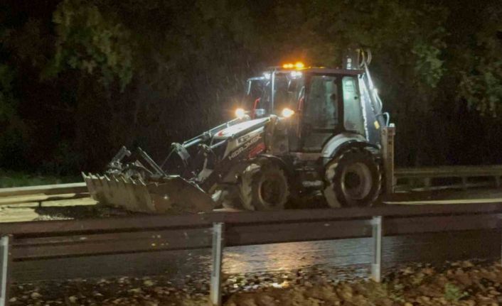 Tokat-Sivas kara yolu yaşanan taşkın nedeniyle kısa süreli trafiğe kapandı