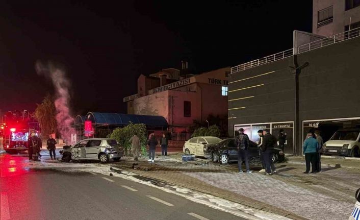 Kayseri’de park halindeki 3 araca çarpan otomobil, alev aldı: 2 yaralı
