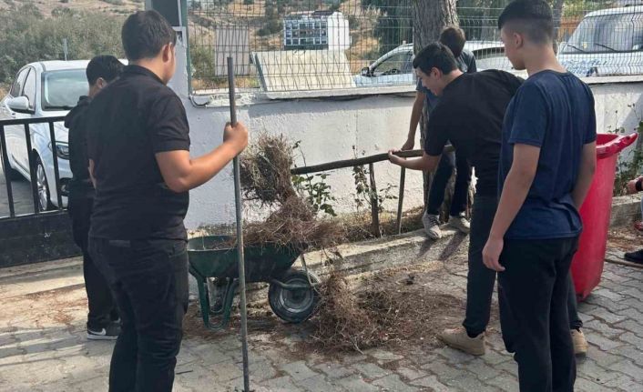 Koçarlı’da öğrenciler okul bahçesini temizleyerek çevre duyarlılığına dikkat çekti